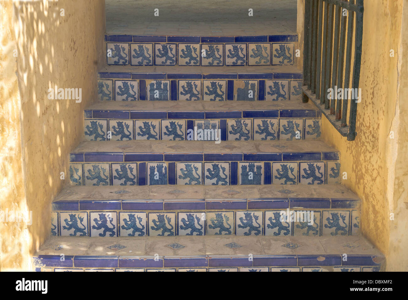 Contremarches d'onu escalier dans les jardins de l'Alcazar royal, orné de carreaux de faïence montrant les lions héraldiques du L Foto Stock