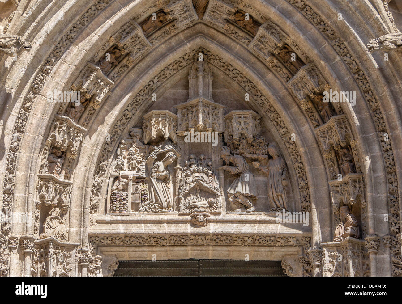 Timpano gotico del 'Portal de San Miguel', che mostra la natività di Gesù, di Lorenzo Mercadante de Bretaña, tra 1464 & 1 Foto Stock