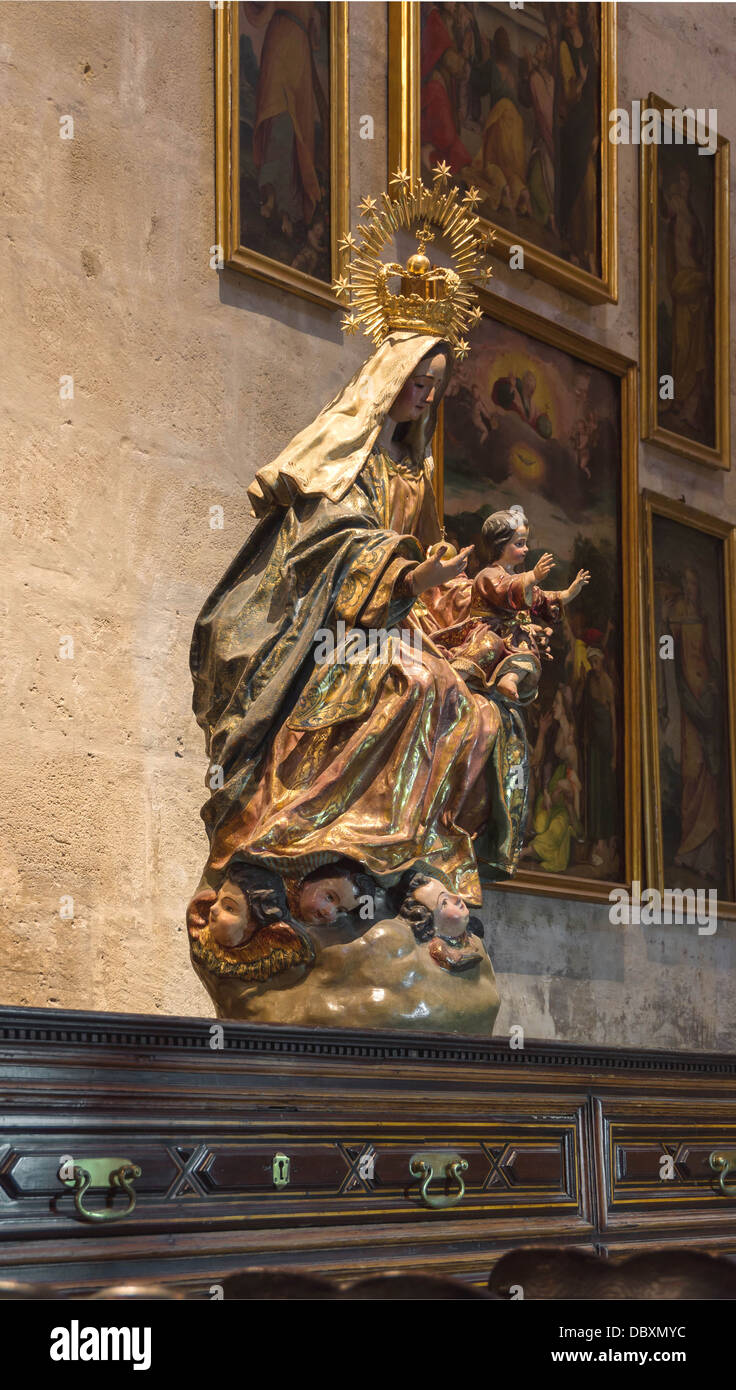 Madonna con il bambino del XVII secolo, statua in una cappella temporaneamente utilizzato come un laboratorio di restauro, Cattedrale di Siviglia, Spagna. Foto Stock