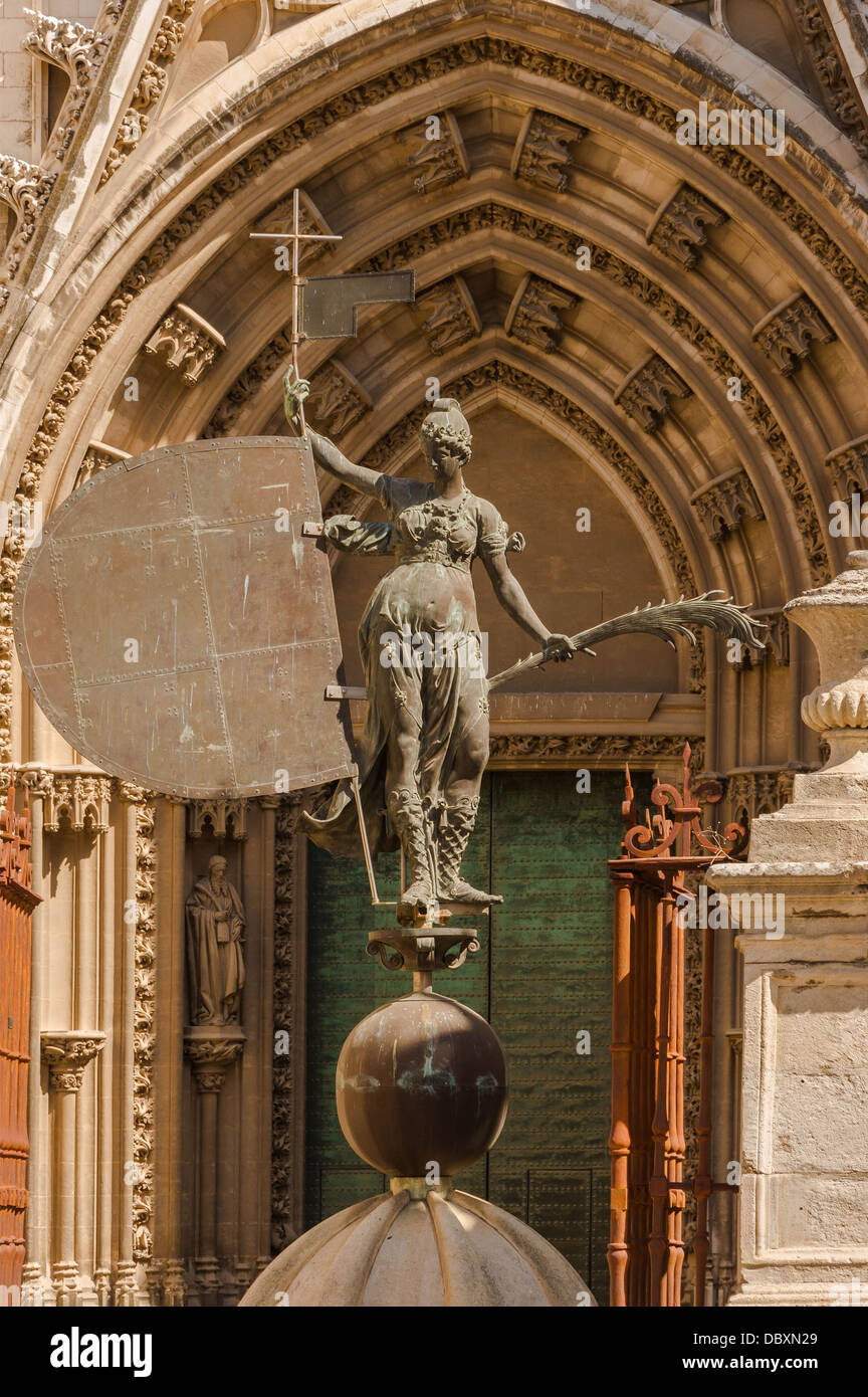 La copia (utilizzato durante il restauro dell'originale, 1999-2005) del 'Giraldillo, Cattedrale di Siviglia, Spagna. Foto Stock