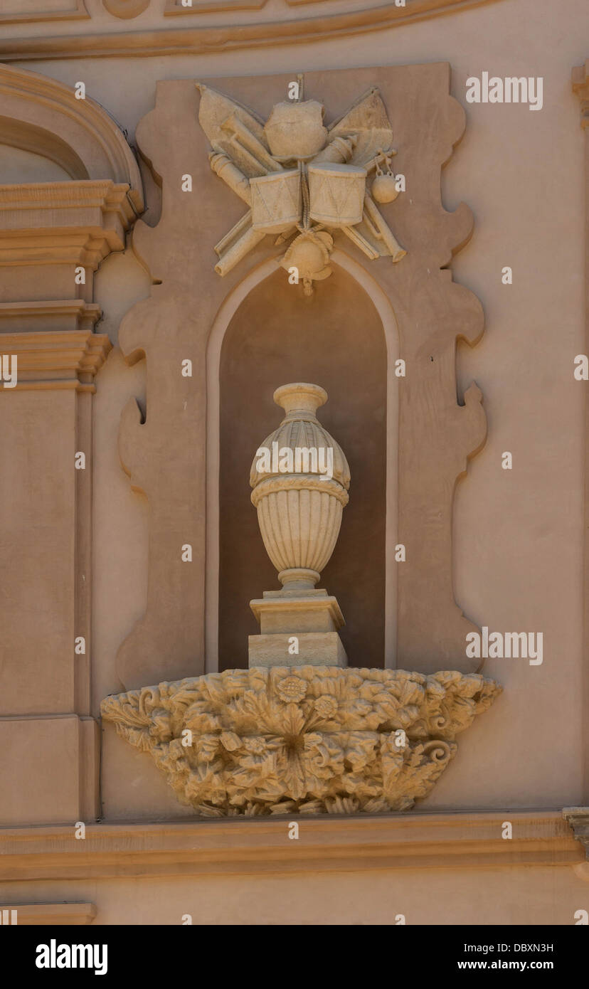 Un urna decorativo in una nicchia sul lato destro dell'entrata del Palacio de Bibataubin, Granada, Spagna Foto Stock