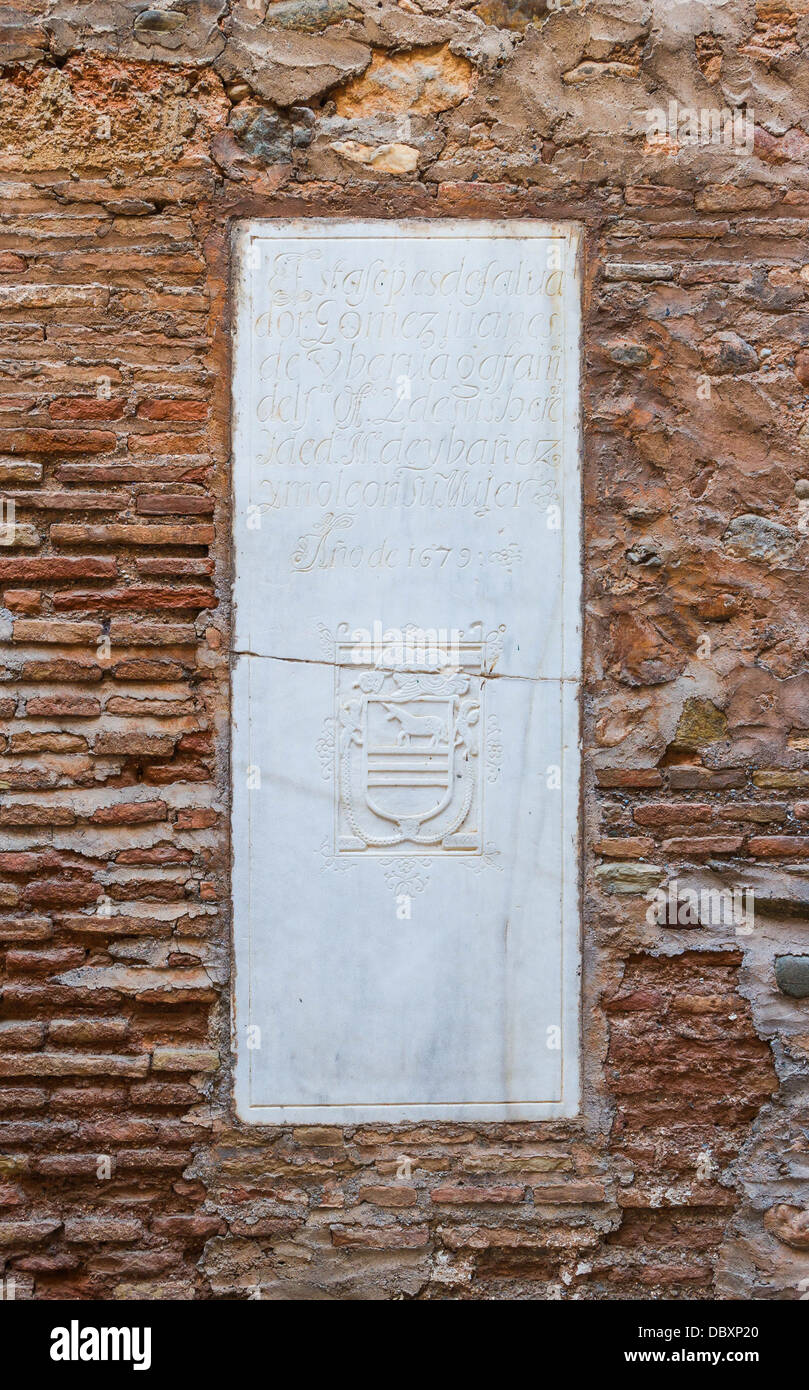 Una lapide in una parete, 1679, Alhambra di Granada, Spagna. Foto Stock