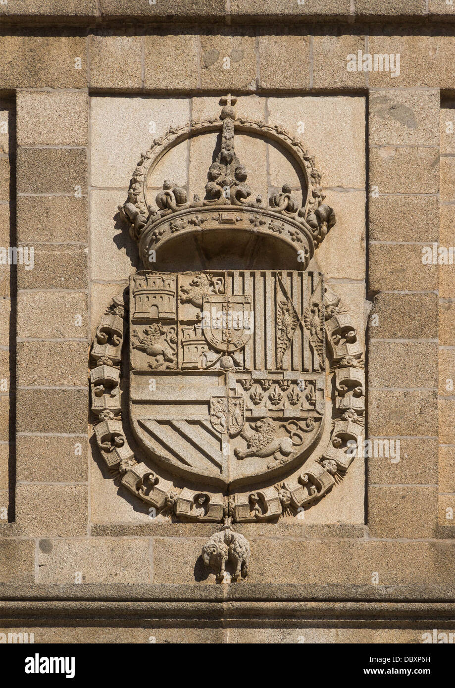 Rilievo del CoA di Filippo II di Spagna, facciata del monastero di San Lorenzo de El Escorial, Spagna. Foto Stock