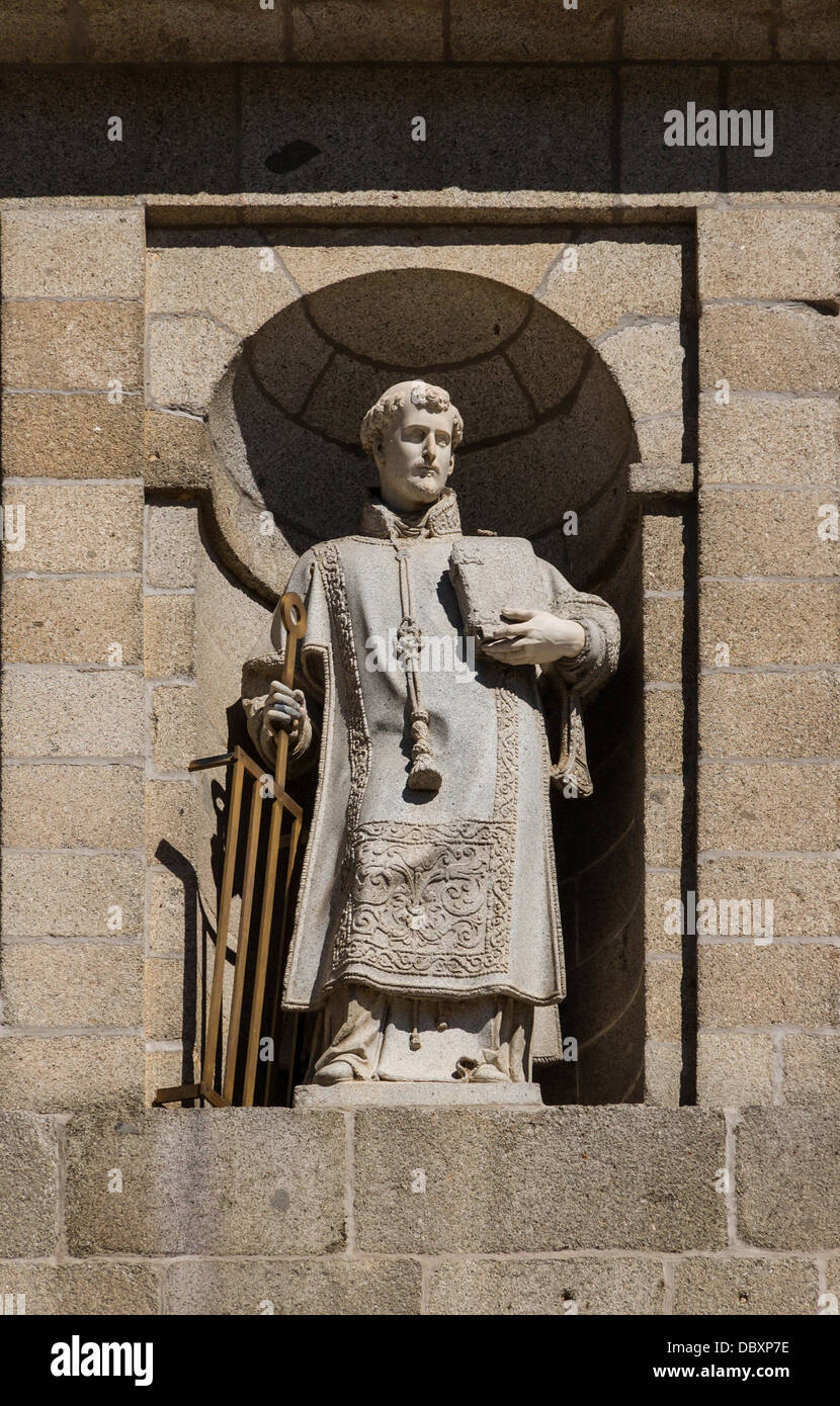 Statua di San Lorenzo diacono e martire, in una nicchia del frontone all'ingresso del monastero di San Lorenzo de El Es Foto Stock