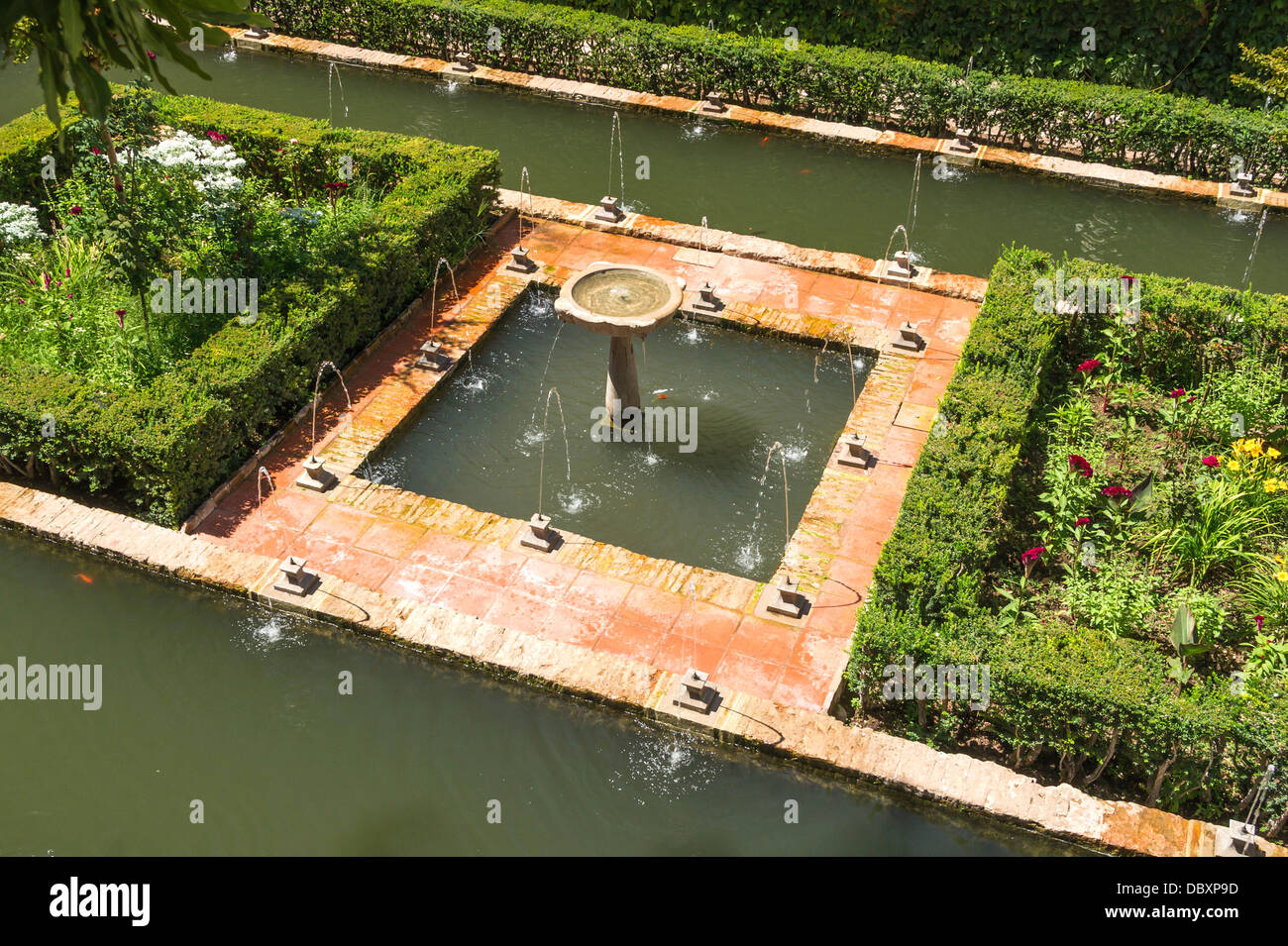 La fontana centrale del Patio de la Sultana, Generalife Palace, Granada, Spagna. Foto Stock