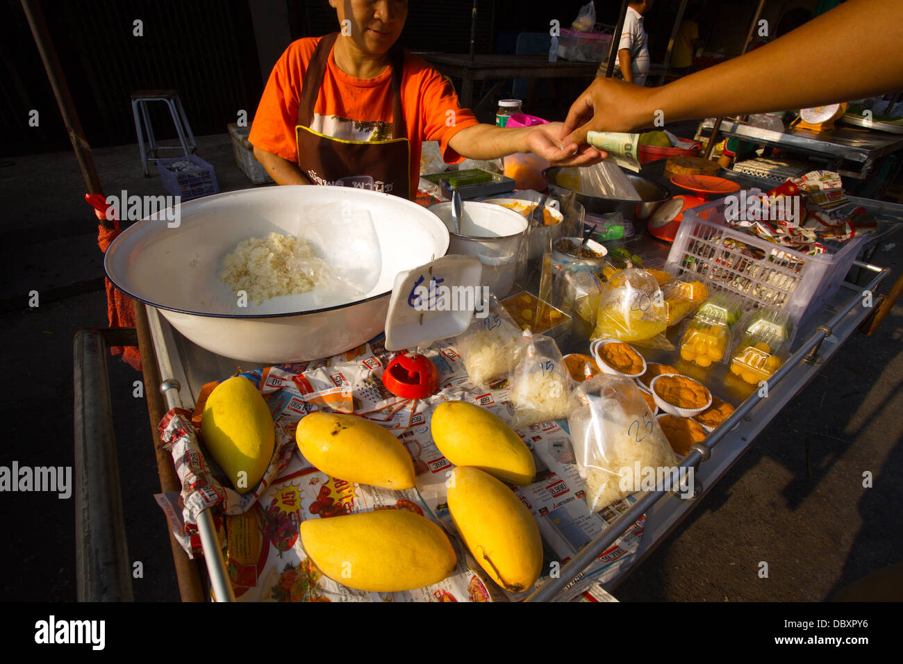 Thailandia Marzo 22, 2013 Thai mercato fresco, Mango shop in materie prime fresche street market in provincia Nakornratchasima, Thailandia Foto Stock