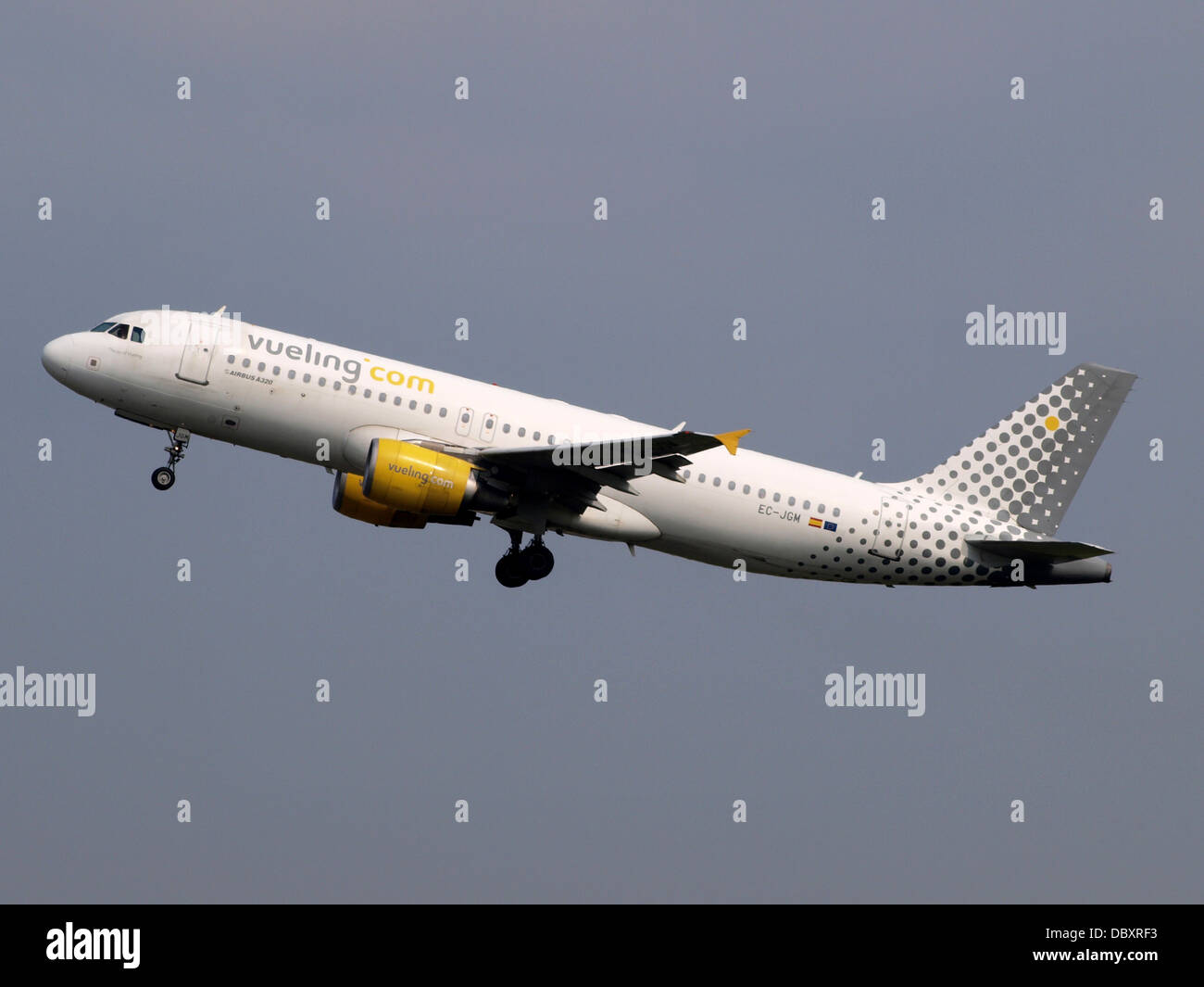 L'EC-JGW è un Airbus A320-200 gestito da Vueling, una compagnia aerea low-cost spagnola. Viene utilizzato per voli a corto e medio raggio, offrendo viaggi efficienti per rotte europee. Foto Stock