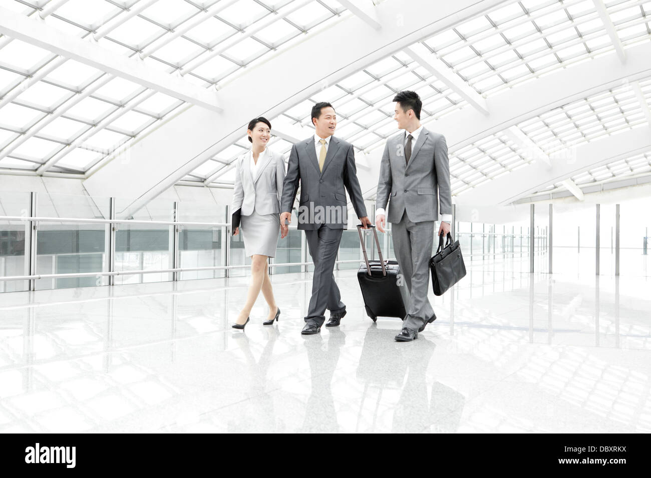 I partner aziendali in movimento nella lobby di airport Foto Stock