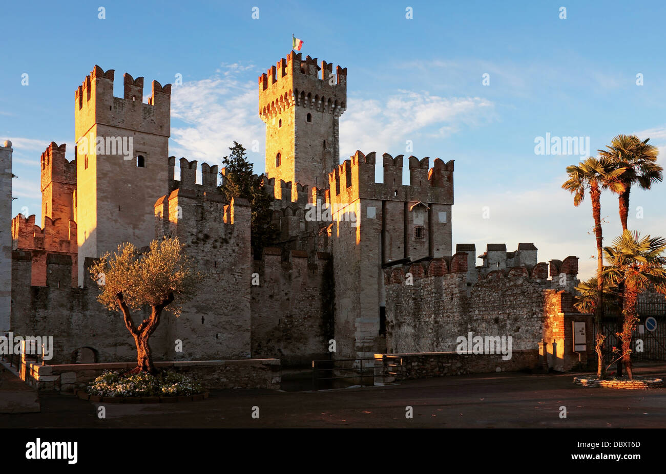 Il castello scaligero a Sirmione, balneazione nel caldo sole del tramonto. Foto Stock