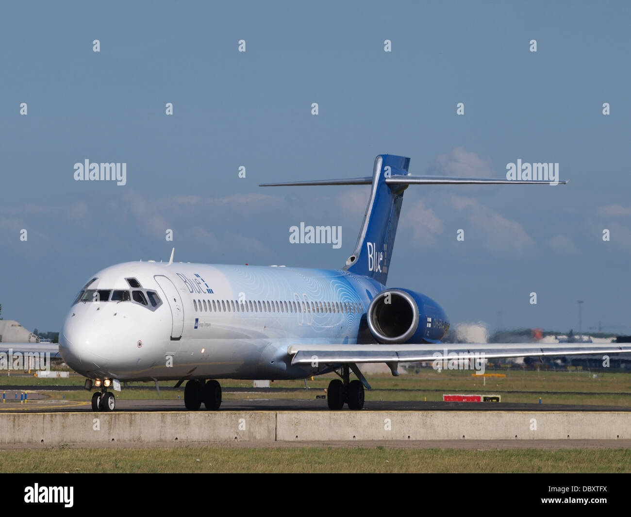 Il Blue1 Boeing 717-23S, registrazione OH-BLJ, è stato visto rullare in un aeroporto il 19 luglio 2013. Questo aereo fa parte della flotta aerea Blue1, che offre voli regionali con particolare attenzione all'efficienza e al comfort dei passeggeri. Foto Stock