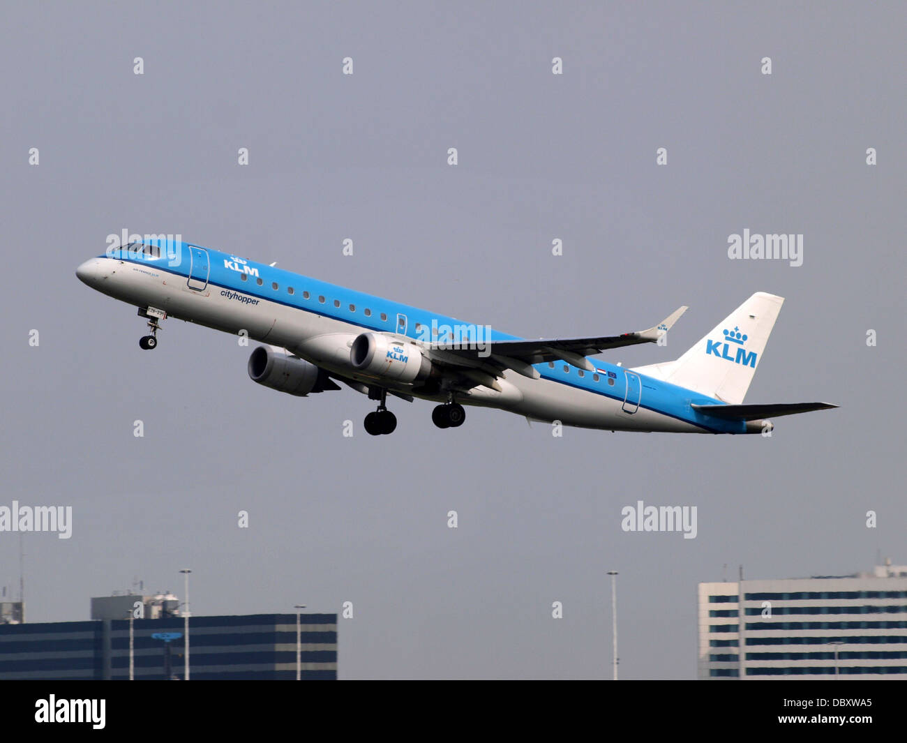 Il KLM Cityhopper Embraer ERJ-190STD, con registrazione PH-EZB, è un aereo di linea regionale utilizzato per voli europei a corto raggio. L'aereo è visto decollare dall'aeroporto di Schiphol, offrendo un servizio confortevole per i passeggeri sulle rotte nazionali e internazionali. Foto Stock