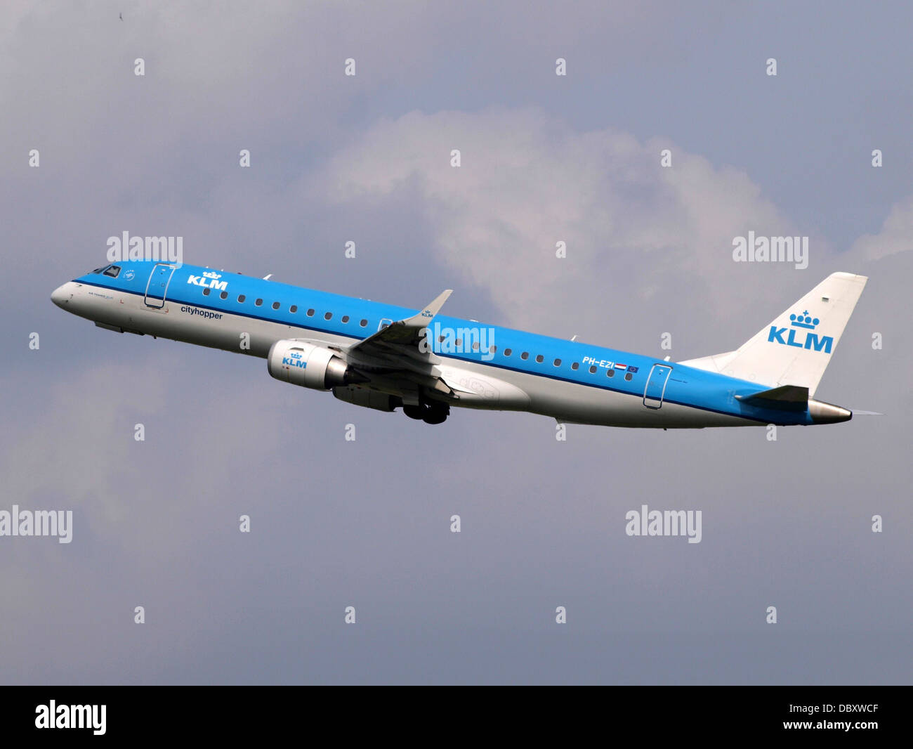 PH-EZI è un Embraer ERJ-190STD (ERJ-190-100) gestito da KLM Cityhopper, parte della rete regionale di KLM. L'aeromobile è progettato per rotte regionali più brevi ed è noto per il suo consumo di carburante e il comfort dei passeggeri. Il 14 luglio 2013, l'aereo decollò dall'aeroporto di Schiphol, contribuendo alle operazioni di KLM in Europa. Foto Stock