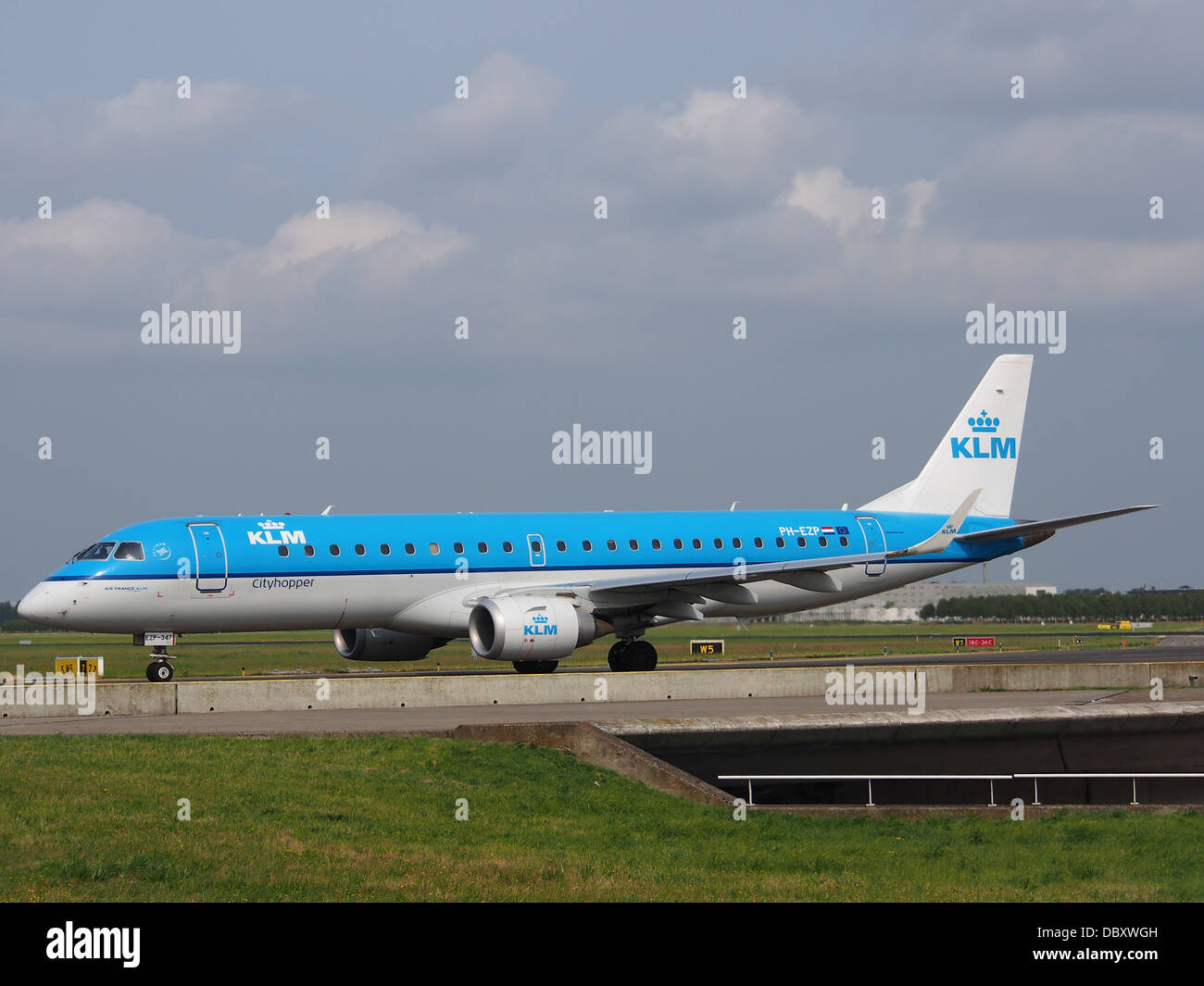PH-EZP, un Embraer ERJ-190STD gestito da KLM Cityhopper, è stato visto rullare all'aeroporto di Schiphol il 14 luglio 2013. Questo jet regionale è progettato per i voli a corto e medio raggio, offrendo efficienza e comfort ai passeggeri. Foto Stock