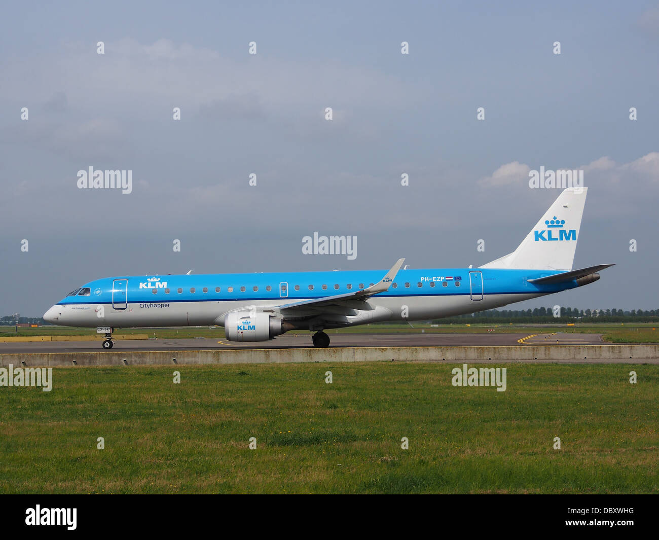 L'Embraer ERJ-190STD, numero di coda PH-EZP, gestito da KLM Cityhopper, è un jet regionale che sta rullando sulla pista dell'aeroporto di Schiphol il 14 luglio 2013. L'ERJ-190 è noto per il suo consumo di carburante e le sue prestazioni sulle rotte regionali. Foto Stock