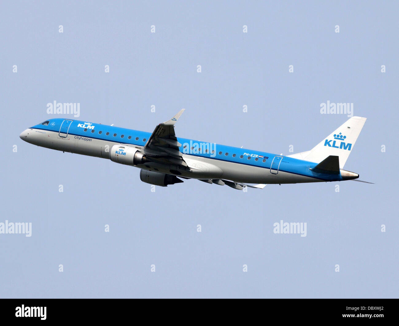 PH-EZR, un Embraer ERJ-190STD gestito da KLM Cityhopper, decolla da un aeroporto nel luglio 2013. L'aeromobile, progettato per i voli regionali, offre efficienza e prestazioni elevate, perfetto per collegare le città più piccole ai principali hub. Foto Stock