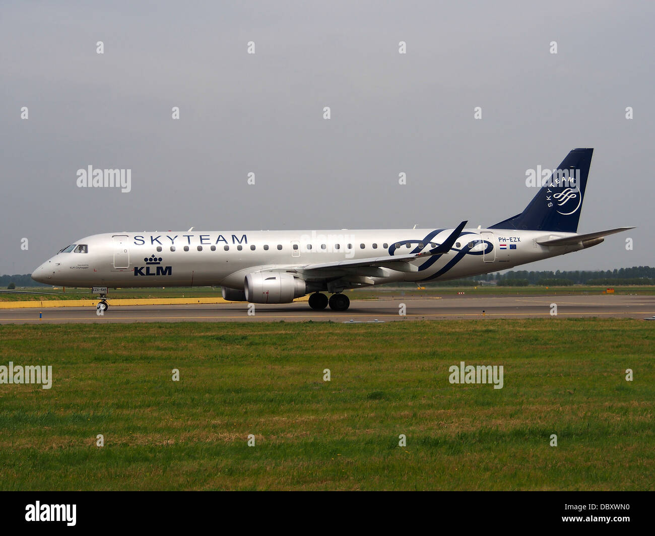 PH-EZX, un Embraer ERJ-190STD gestito da KLM Cityhopper, taxi presso l'aeroporto di Schiphol il 13 luglio 2013. Questo jet regionale fa parte della flotta di KLM, progettata per voli a corto e medio raggio. Si prepara al decollo, fornendo un servizio efficiente sulle rotte europee. Foto Stock