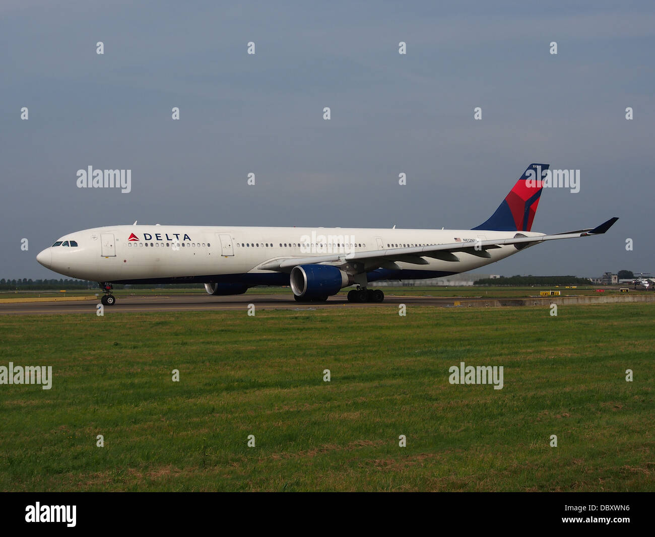 N812NW Delta Air Lines Airbus A330-323X - CN 784 rullaggio @ Schiphol il 13 luglio 2013 -004 Foto Stock