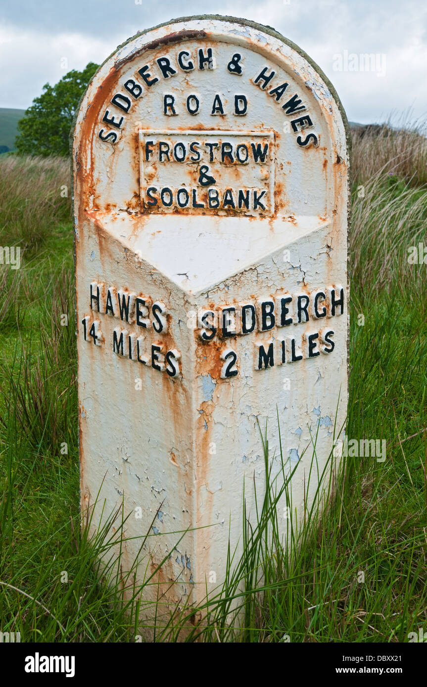 Gran Bretagna, Inghilterra, North Yorkshire Dales, York & Hawes Road, cartello stradale post mile marker Foto Stock