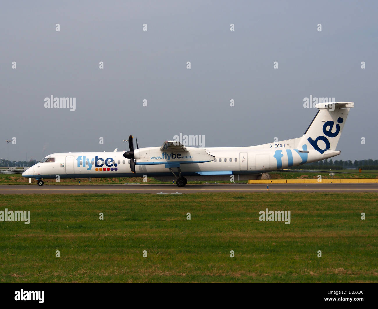 Il De Havilland Canada DHC-8-402Q Dash 8 (G-ECOJ) operato da Flybe è un aereo di linea turboelica progettato per i voli regionali. Noto per la sua efficienza e la sua capacità di operare da brevi piste, è utilizzato su molte rotte nazionali ed europee, offrendo un'esperienza di volo confortevole. Foto Stock