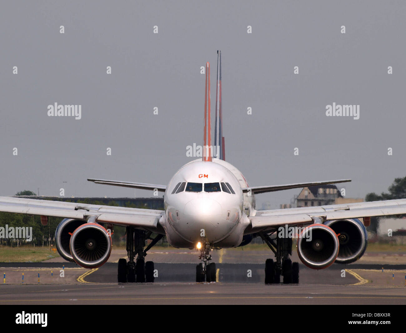 L'Airbus A319-111 (G-EZGM) easyJet viene visto rullare di testa in un aeroporto. Questo aeromobile fa parte della famiglia Airbus A320, nota per la sua efficienza e le sue prestazioni sulle rotte a corto e medio raggio. L'A319-111 è comunemente usato da compagnie low-cost come easyJet per i voli europei e regionali. Foto Stock