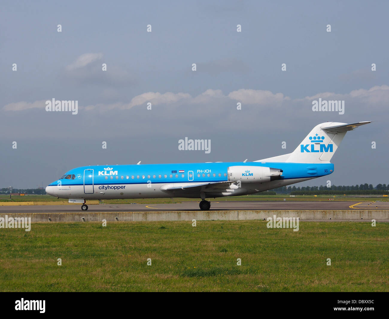 PH-JCH è un jet regionale Fokker F70 gestito da KLM Cityhopper, catturato in rullaggio all'aeroporto di Schiphol il 14 luglio 2013. Questo aereo serve voli europei a corto raggio, offrendo viaggi efficienti all'interno del continente. Foto Stock