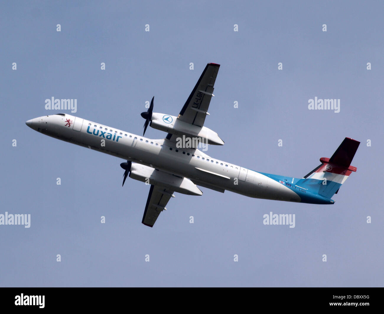 LX-LGH è un Dash 8 De Havilland Canada DHC-8-402Q gestito da Luxair, con numero di serie 4420. Questo aereo a turboelica è comunemente utilizzato per i voli regionali ed è visto all'aeroporto Schiphol di Amsterdam. Foto Stock
