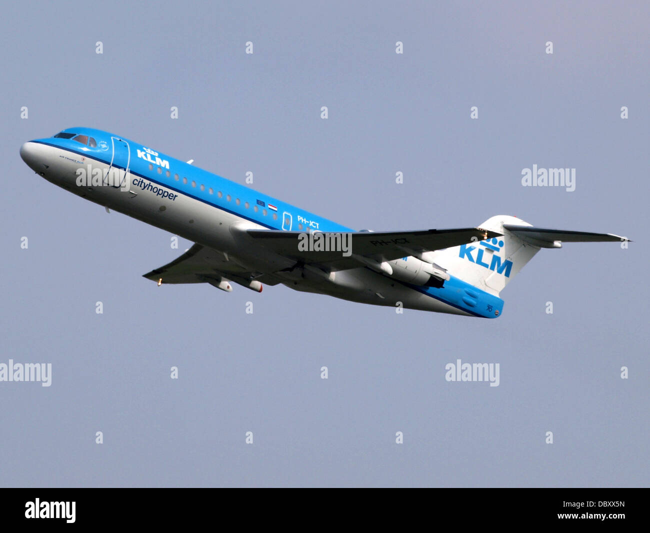 PH-JCT è un Fokker F70 gestito da KLM Cityhopper, una compagnia aerea regionale che serve l'Europa. L'aereo è in fase di rullaggio presso l'aeroporto Schiphol di Amsterdam e presenta un design compatto ideale per brevi voli regionali in tutto il continente. Foto Stock