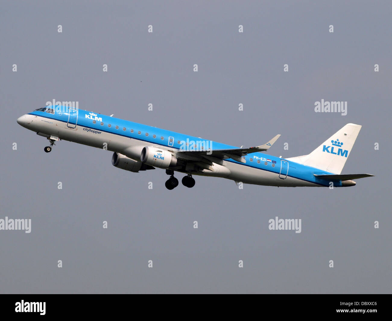 Il KLM Cityhopper Embraer ERJ-190STD, registrato PH-EZI, è un aereo di linea regionale utilizzato per voli a corto e medio raggio. Questo aereo fu catturato durante il decollo all'aeroporto Schiphol di Amsterdam il 14 luglio 2013. Noto per la sua efficienza, l'ERJ-190 fa parte della flotta di KLM che offre un servizio affidabile sulle rotte nazionali ed europee. Foto Stock