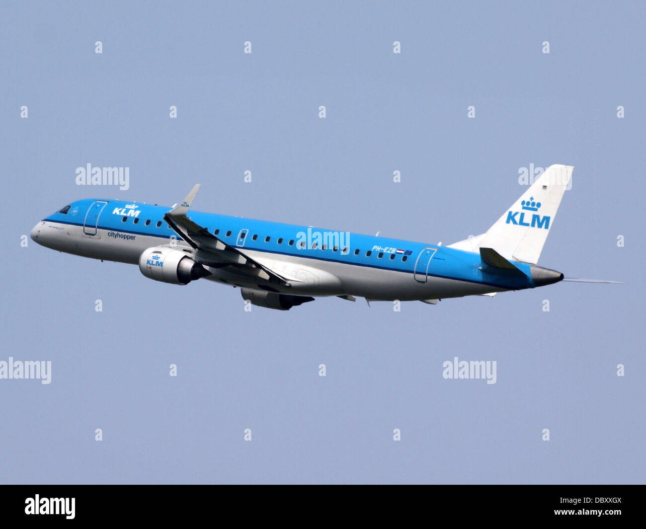 Il KLM Cityhopper Embraer ERJ-190STD (ERJ-190-100), registrazione PH-EZB, decolla dall'aeroporto di Schiphol il 13 luglio 2013. Questo aeromobile fa parte della flotta regionale utilizzata per i voli europei a corto raggio, offrendo un servizio confortevole ed efficiente. Foto Stock