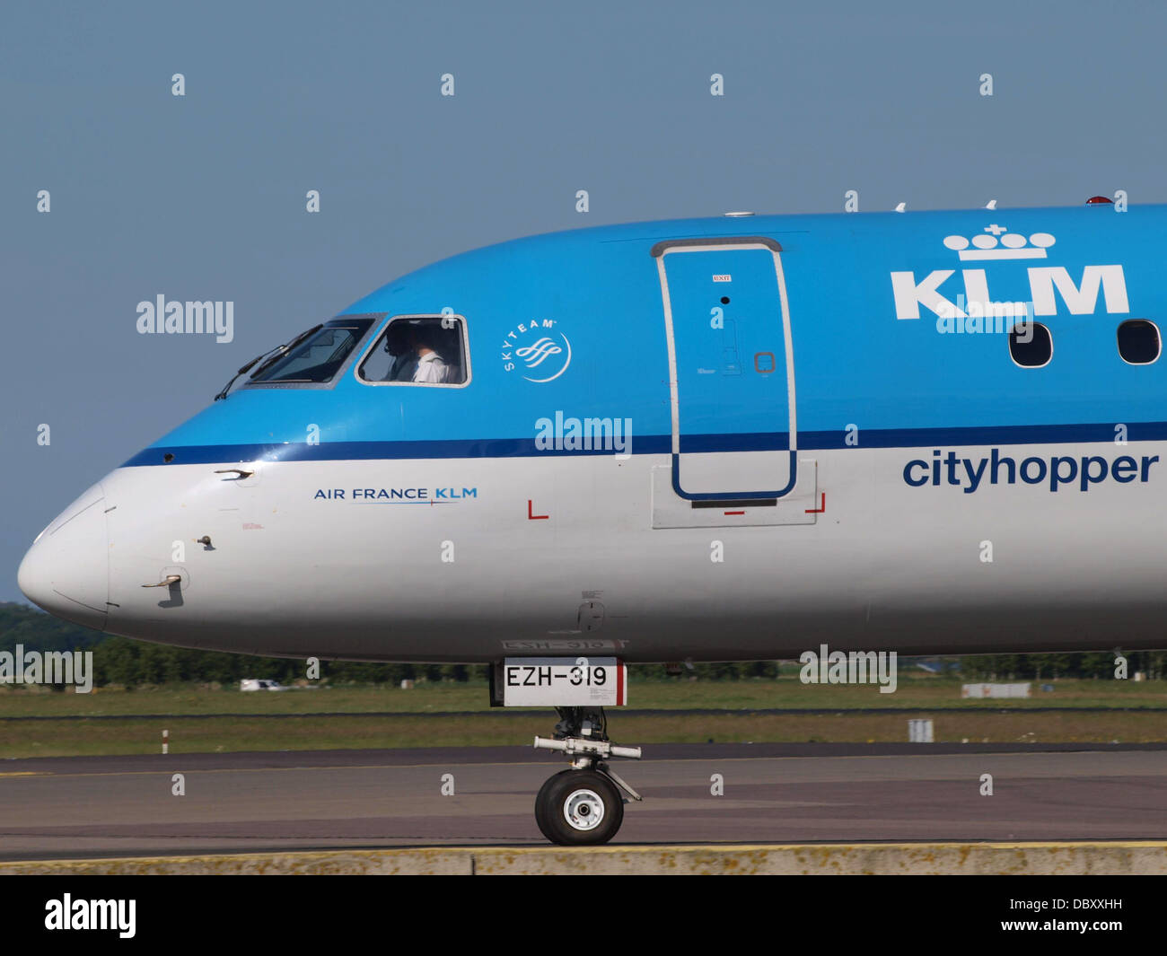 L'Embraer ERJ-190STD, numero di coda PH-EZH, gestito da KLM Cityhopper, è in fase di rullaggio sulla pista dell'aeroporto di Schiphol il 19 luglio 2013. Questo jet regionale è noto per la sua efficienza sulle rotte brevi. Foto Stock