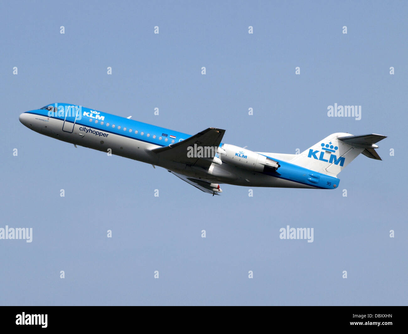 Il PH-JCT è un Fokker F70 operato dalla KLM Cityhopper. Si tratta di un aereo di linea regionale utilizzato per voli a corto raggio, che ha effettuato il rullaggio all'aeroporto di Amsterdam Schiphol il 13 luglio 2013. Questo aereo è noto per la sua efficienza nei viaggi regionali. Foto Stock