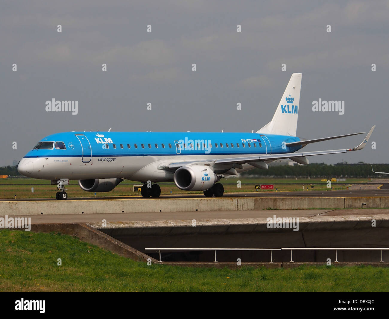 KLM Cityhopper Embraer ERJ-190STD (ERJ-190-100) con registrazione PH-EZW taxiing presso l'Aeroporto di Schiphol il 14 luglio 2013. Questo aereo regionale fa parte della flotta di KLM Cityhopper, che opera su rotte nazionali ed europee. Foto Stock