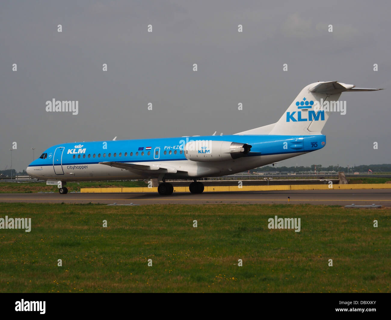 Il PH-KZC è un Fokker F70 gestito da KLM Cityhopper, una filiale regionale di KLM Royal Dutch Airlines. L'aereo è visto rullare all'aeroporto di Schiphol, Amsterdam, come parte dei servizi nazionali e internazionali della compagnia aerea. Il Fokker F70 è un jet a corto raggio noto per la sua efficienza e comfort sulle rotte regionali. Foto Stock