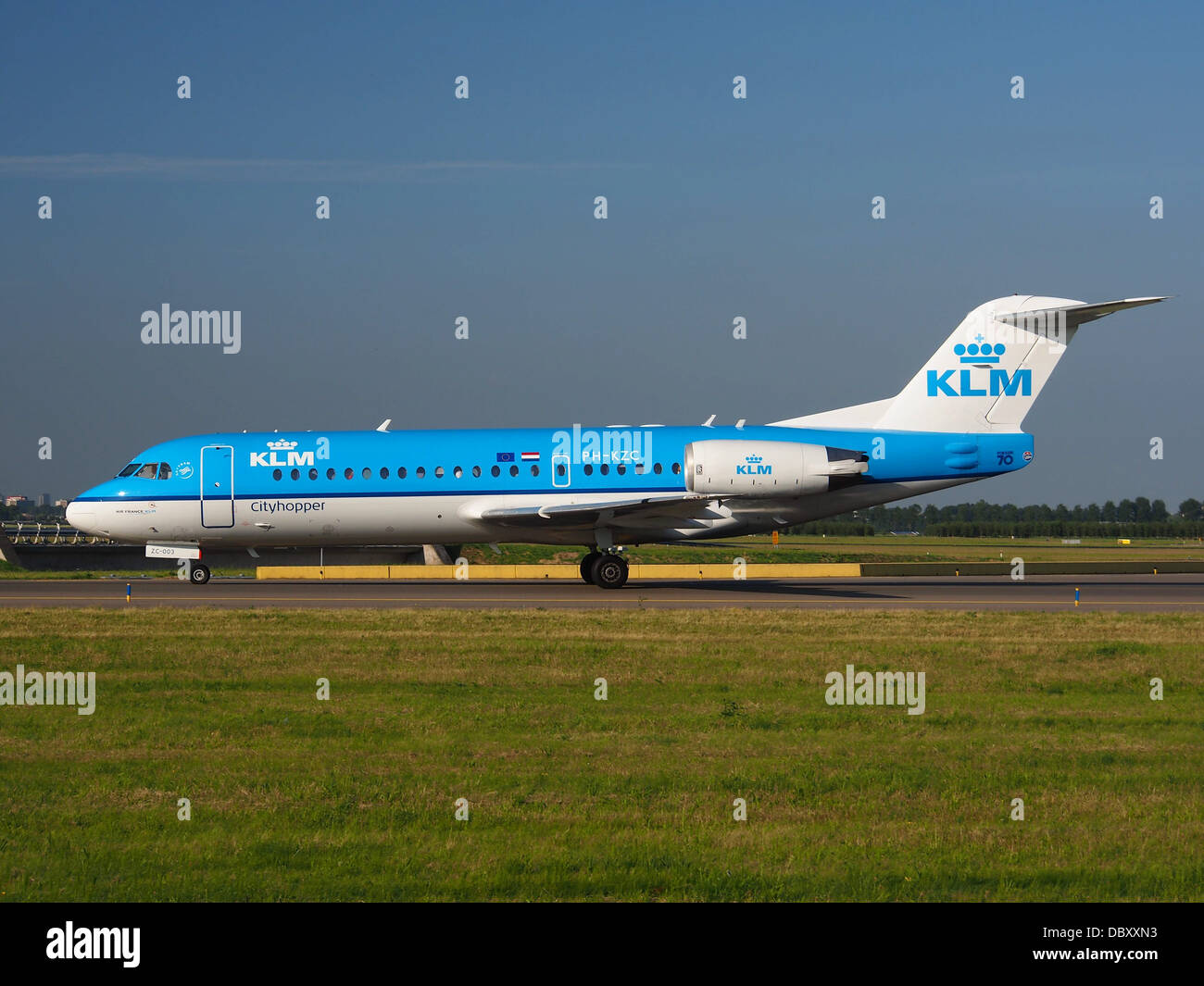 PH-KZC, un KLM Cityhopper Fokker F70, rullante all'aeroporto Schiphol di Amsterdam. L'aereo è un jet regionale utilizzato da KLM per voli a corto raggio in Europa. Foto Stock