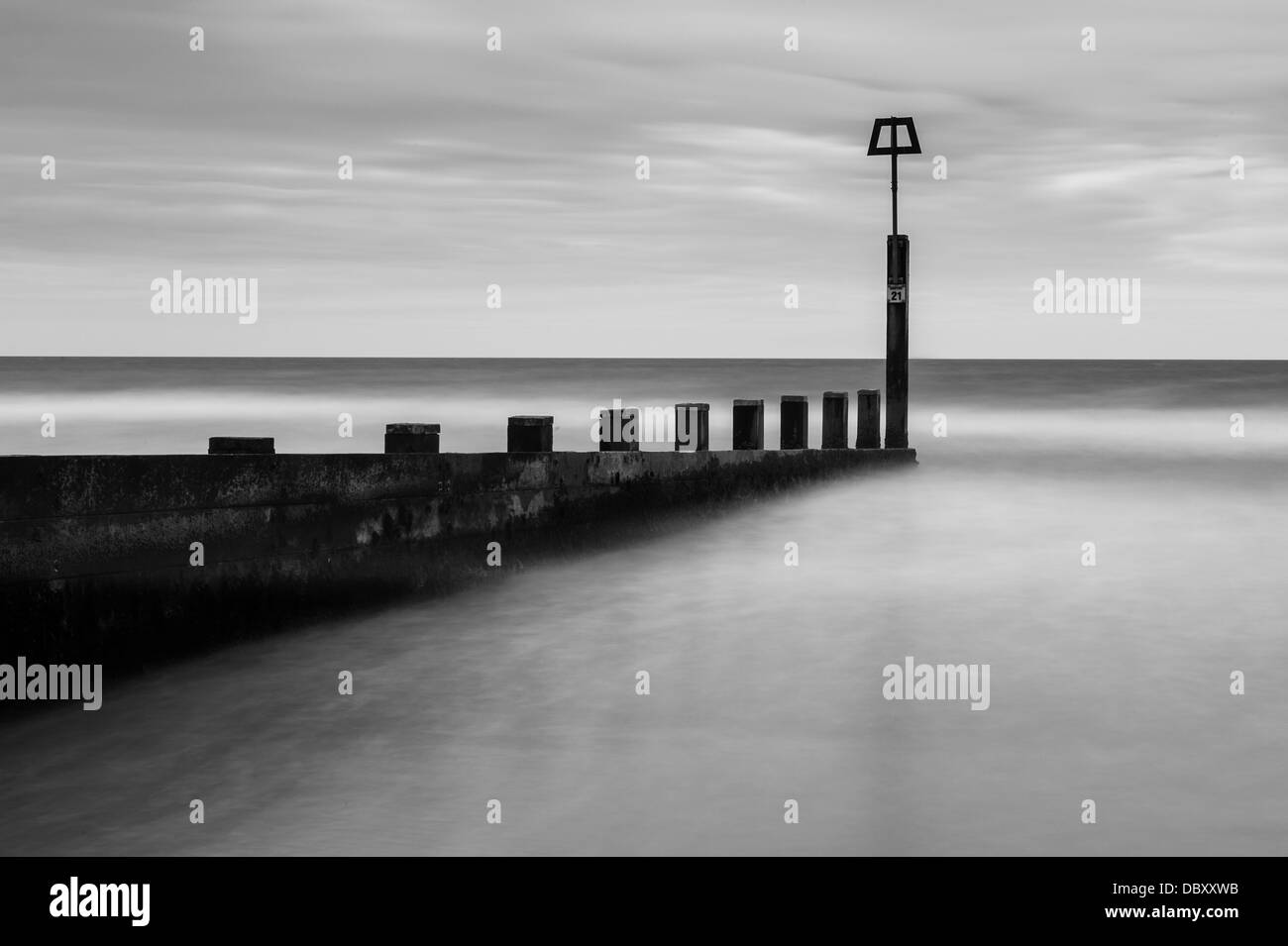 Una lunga esposizione di Boscombe Groyne per sfocare il mare Foto Stock