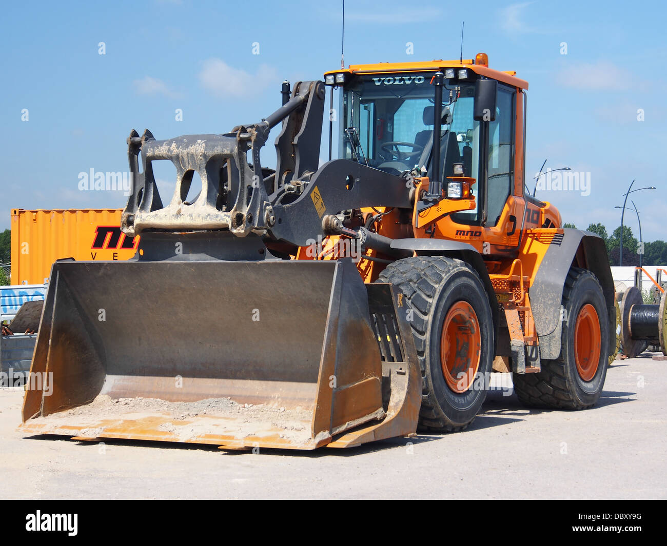 La Volvo L90L è una grande pala gommata articolata progettata per i lavori pesanti nelle costruzioni, nelle miniere e in altre applicazioni industriali. Noto per la sua durata e l'elevata capacità di sollevamento, è la scelta preferita dagli operatori in ambienti difficili. Foto Stock