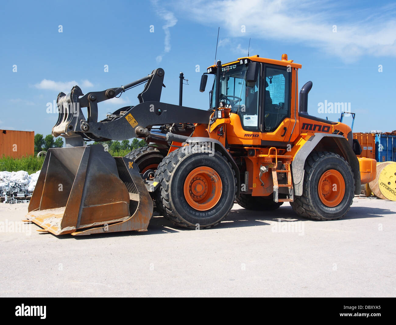 La Volvo L90L 2 è una pala gommata per impieghi gravosi progettata per le attività edili e minerarie. Noto per la sua durata e il potente motore, è in grado di gestire terreni difficili e attività di sollevamento pesanti in vari ambienti industriali. Foto Stock