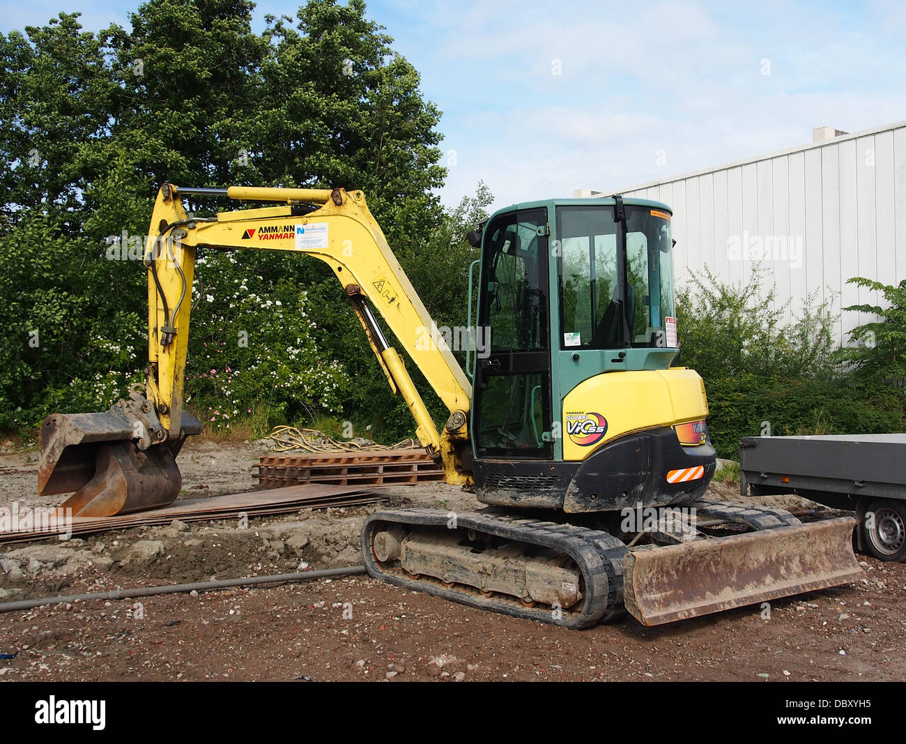 Yanmar Global ViO55 è un escavatore compatto progettato per attività di movimento terra e costruzione efficienti. È dotato di impianti idraulici avanzati e di una tecnologia di rotazione a coda zero per una migliore manovrabilità in spazi ristretti. Foto Stock