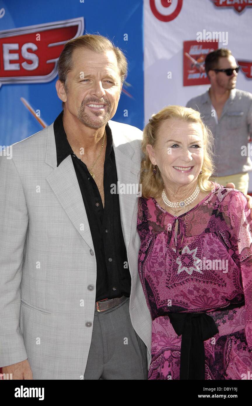 Los Angeles, CA, Stati Uniti d'America. 5 Ago, 2013. Maxwell Caulfield, Giulietta mulini presso gli arrivi per piani Premiere, El Capitan theater, Los Angeles, CA il 5 agosto 2013. Foto Da: Michael Germana/Everett raccolta/Alamy Live News Foto Stock