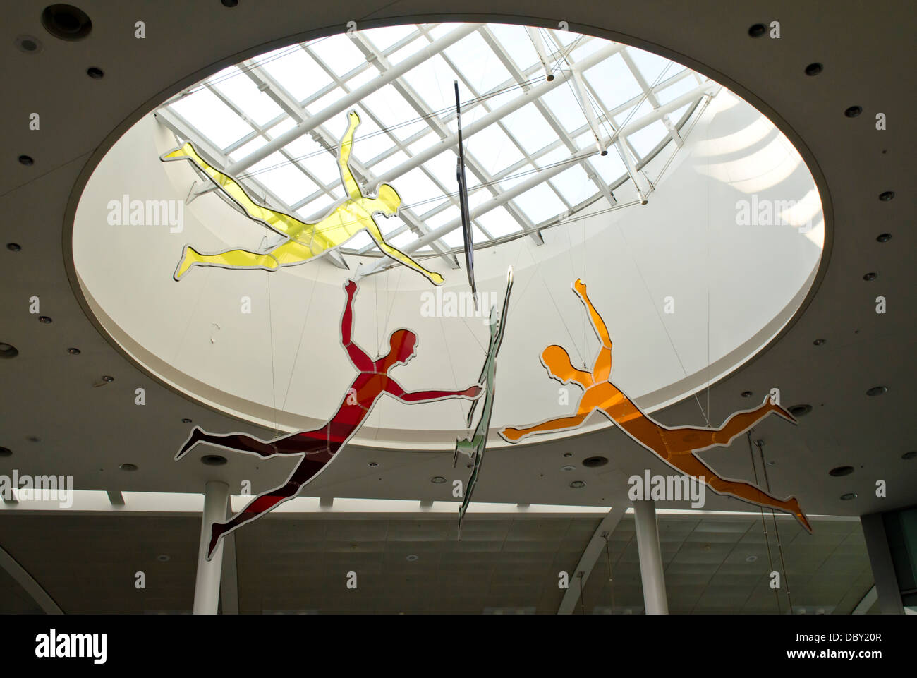 Appendere colorate sculture all'Aeroporto di Toronto (YYZ) costituito da cinque battenti figure maschili. Arte pubblica da Borofsky J. Foto Stock