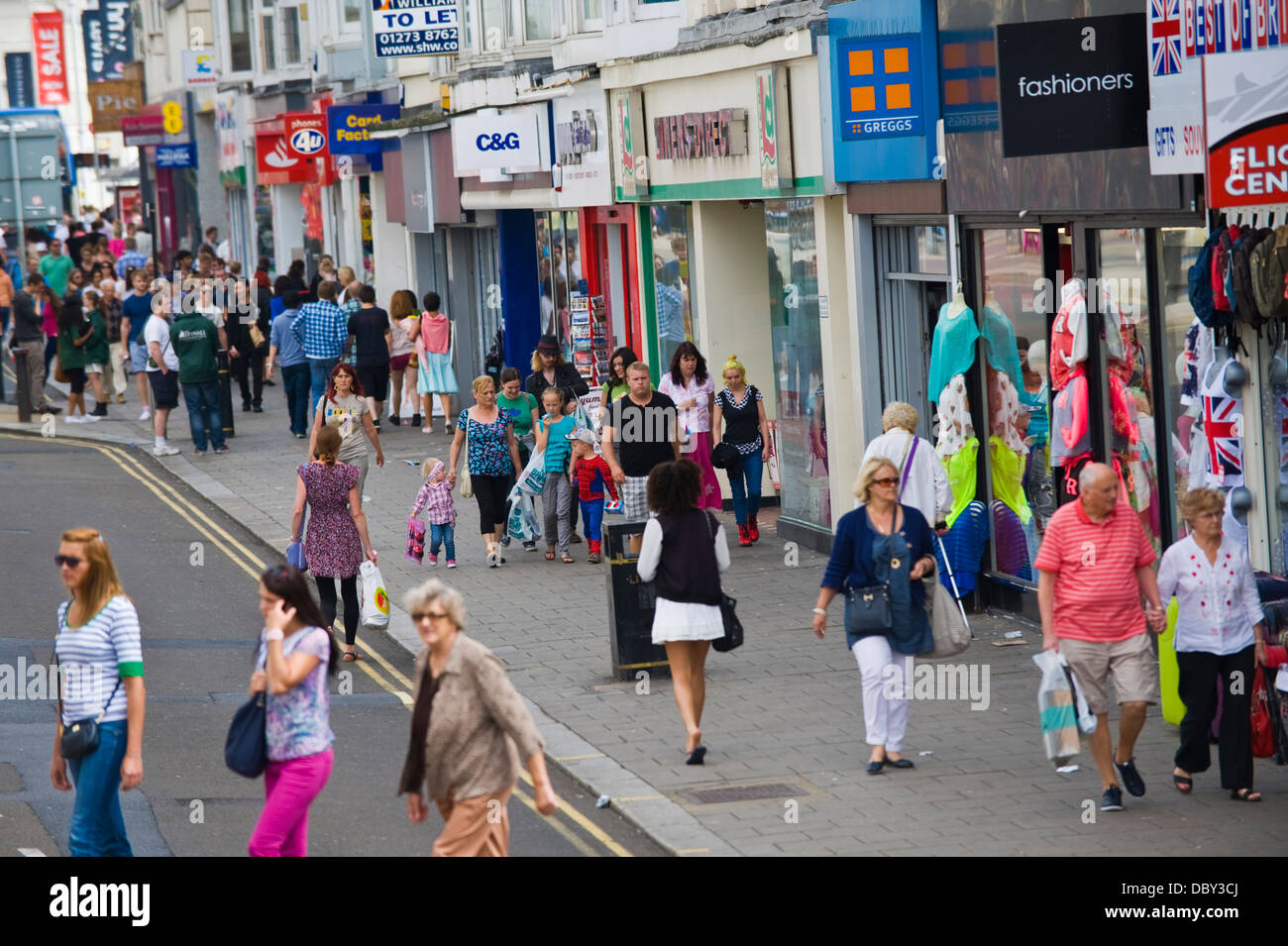 Gli amanti dello shopping e ai turisti su occupato high street in Brighton East Sussex England Regno Unito Foto Stock