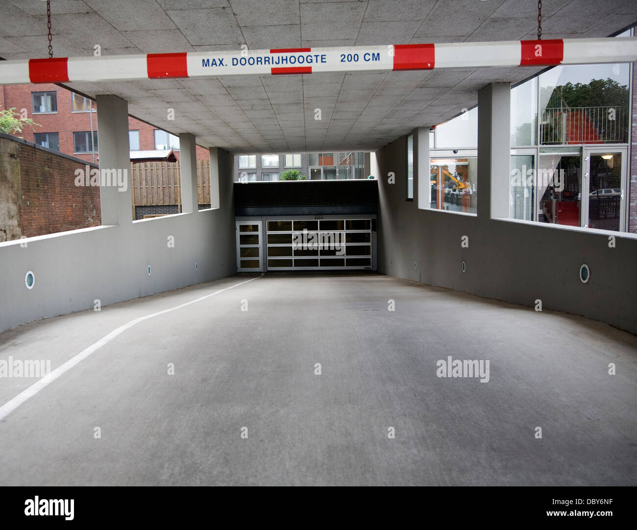 Ingresso del parco auto barriera altezza cancello di sicurezza Dordrecht, Paesi Bassi Foto Stock