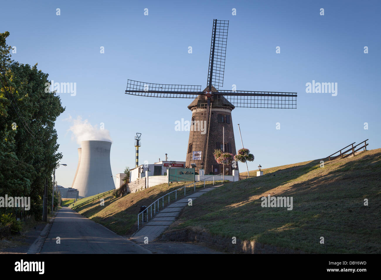 Il mulino a vento di Doel in Belgio con la centrale nucleare, di proprietà di Electrabel, in background Foto Stock