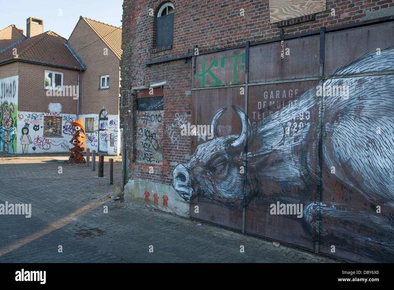 La pittura murale di una statua al villaggio abbandonato di Doel in Belgio Foto Stock