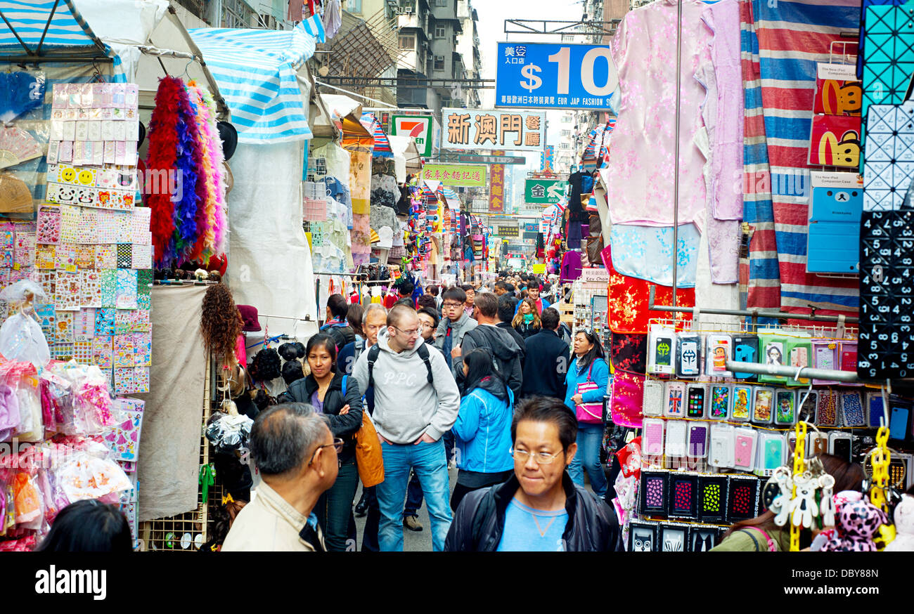 Le persone al mercato delle pulci di Hong Kong. Foto Stock