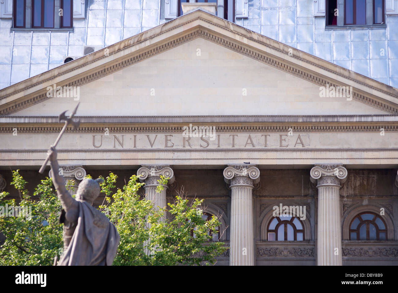 Portico in ingresso alla Università di Bucarest Foto Stock