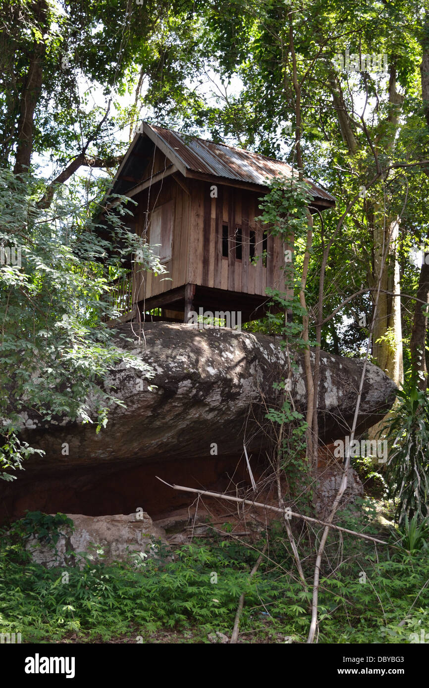 I monaci che vivevano quarti - casa a Wat Tham klong phen nongbualamphu Thailandia Foto Stock