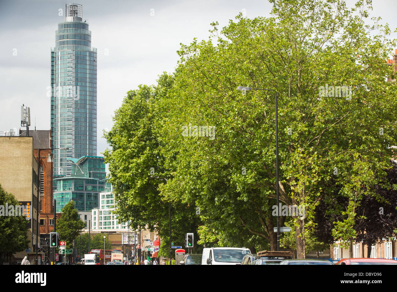 Vauxhall Kennington Lane con St George Wharf Tower in background Foto Stock
