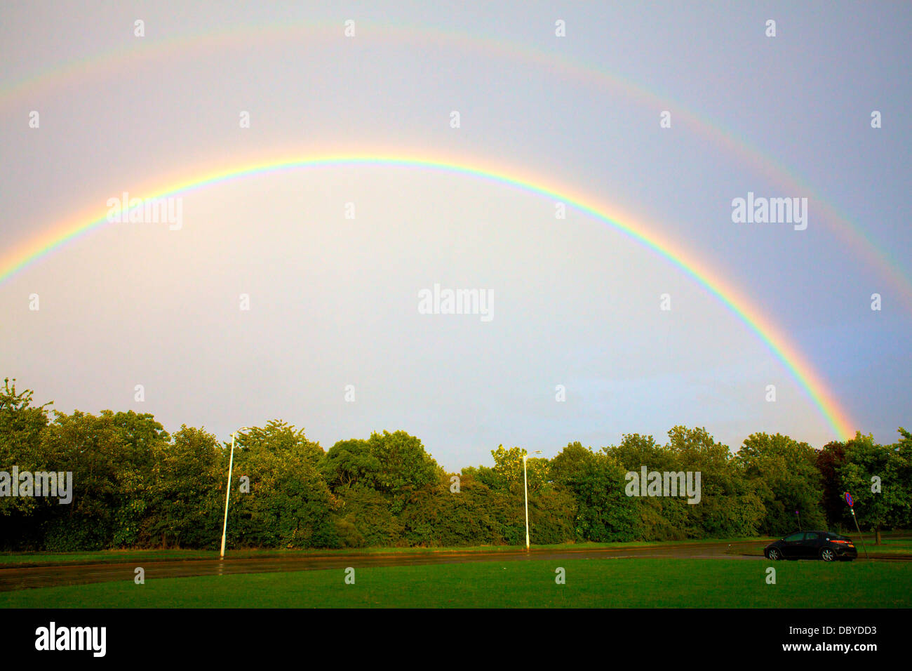 L'arcobaleno in un cielo chiaro oltre la campagna inglese Foto Stock
