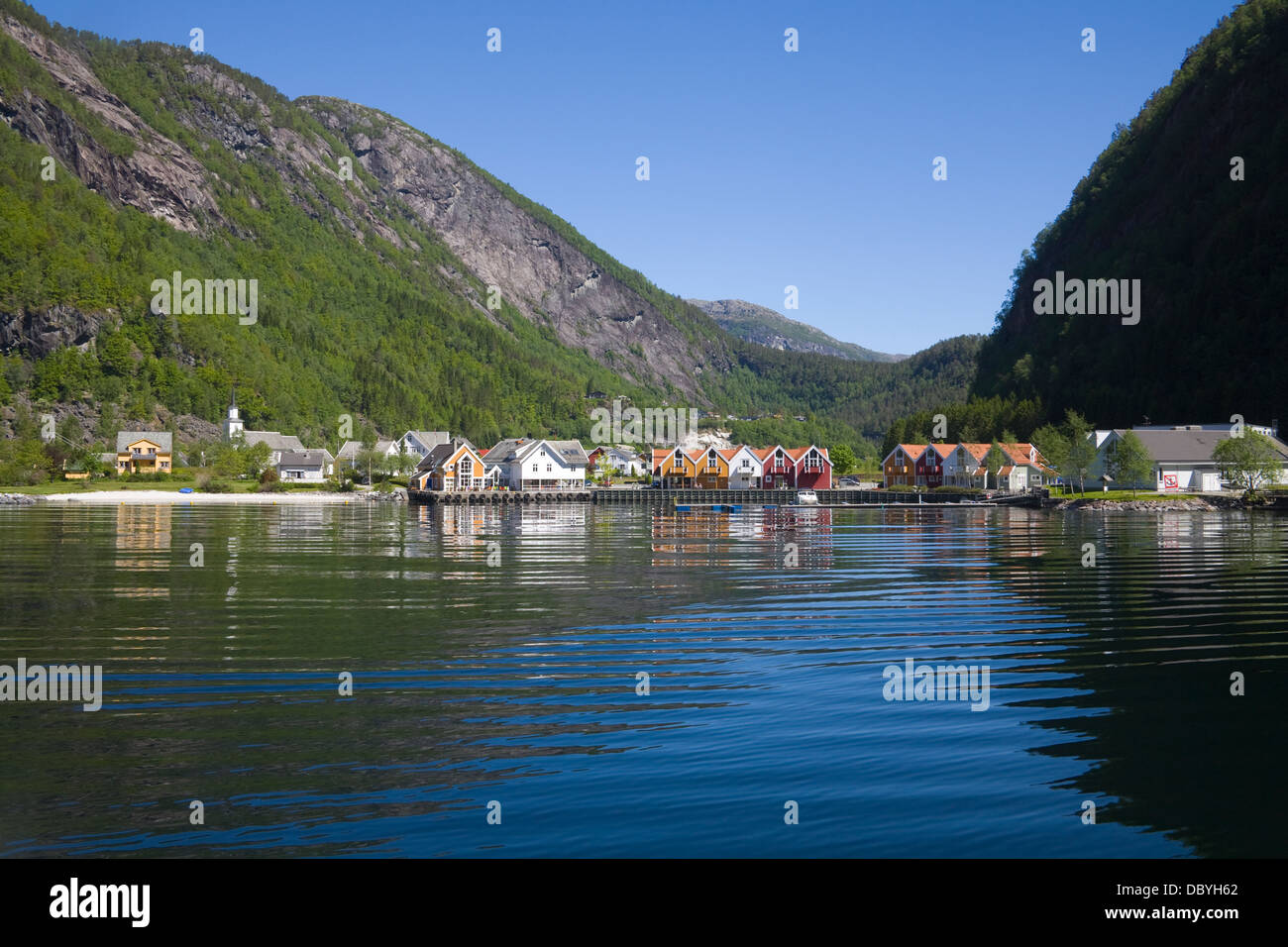 Mo Modalen Norvegia Europa vista verso l'attraente villaggio al fine di Mofjorden Foto Stock